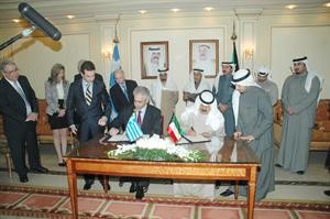 خالد الجارالله خلال توقيع احدى الاتفاقيات مع نائب وزير الخارجية اليوناني
