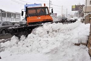 جرافة تعمل على اعادة فتح احد الطرق التي غطتها الثلوج في لبنان﻿﻿محمود الطويل﻿