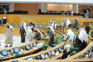 النواب في قاعة عبدالله السالم بعد رفع الجلسة لعدم حضور الحكومة﻿
