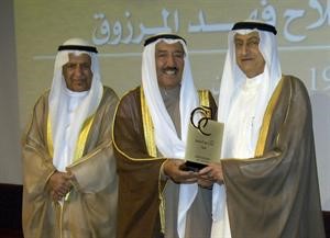 صاحب السمو الامير الشيخ صباح الاحمد مكرما صلاح المرزوق في احتفال غرفة التجارة بمرور خمسين عاما على تاسيسها بحضور رئيس الغرفة علي الغانم
