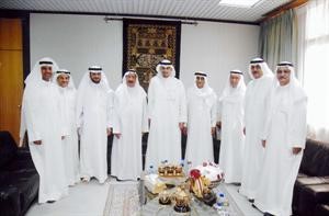 مع عدد من اعضاء غرفة التجارة والصناعة وبينهم وزير التجارة الحالي احمد الهارون اثناء لقائهم وزير التجارة والصناعة الاسبق احمد باقر
