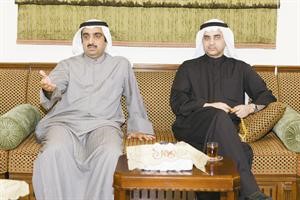 محمد العبدالجادر واحمد المليفي خلال الندوة﻿