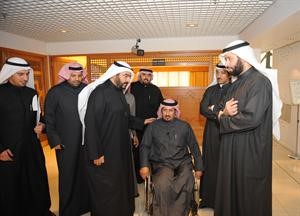 دفيصل المسلم وسعدون حماد في حديث مع احد ذوي الاحتياجات الخاصة﻿