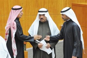 مرزوق الغانم ومسلم البراك وعبدالله الرومي بعد رفع الجلسة﻿