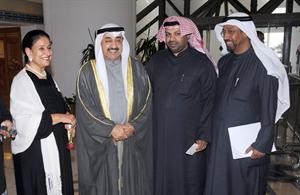 الرئيس جاسم الخرافي مع الشيخة شيخة العبد الله وبعض الحضور﻿