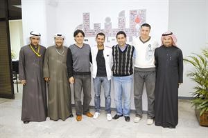 الزملاء بلال غملوش وسمير بوسعد واحمد حسين ومبارك الخالدي ويحيى حميدان وعضو منتدى نادي الكويت احمد الشمري مع وليدينيو في لقطة تذكارية ﻿