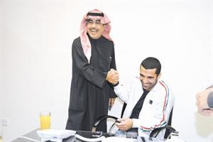 نائب رئيس التحرير المدير العام الزميل عدنان الراشد يرحب بوليد في ديوانية الانباء﻿