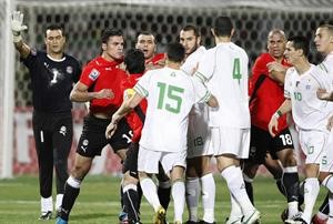 مباراة مصر والجزائر في تصفيات كاس العالم شهدت احداثا مؤسفة فهل تتكرر المواجهة في نصف النهائي