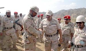 مساعد وزير الدفاع السعودي الامير خالد بن سلطان خلال جولة على القوات السعودية على حدود اليمن واس