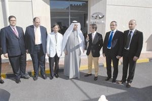 خالد البابطين متوسطا شيرو ناكامورا والسفير الياباني لدى استقباله في معرض انفينيتي

