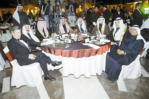 احمد الهارون متوسطا دبدر الشريعان وماحمد الكليب والشيخ صباح ناصر المحمد وجواد بوخمسين والشيخ مشعل الجابر