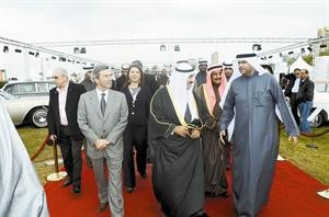 سمو رئيس مجلس الوزراء الشيخ ناصر المحمد خلال جولة في معرض السيارات