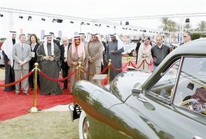 سمو رئيس مجلس الوزراء يطلع على احدى السيارات التاريخية في معرض كويت كونكور دي اليجانس