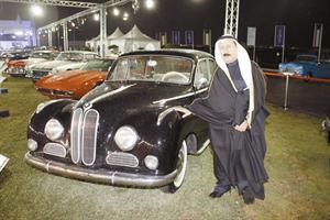 جواد بوخمسين امام سيارة بوخمسين الفائزة بجائزة افضل سيارة محافظ عليها لسيارة BMW 501موديل 1962