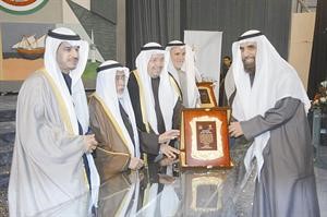 راشد الحماد ودعادل الفلاح ومحمد العمر يكرمون احد الفائزين
