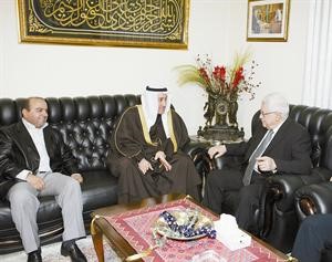 محمود عباس في حديث مع سفيرنا في عمان الشيخ فيصل الحمود ودسعد البراك

