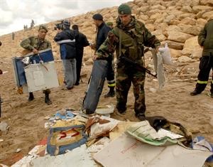 رجال الانقاذ والجيش اللبناني يجمعون حطام الطائرة على شواطئ بيروت﻿