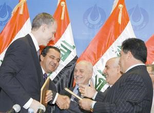 وزير النفط العراقي حسين الشهرستاني وريتشارد فيربوخن يتبادلان الاتفاقية	 افپ
﻿