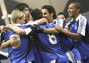 لاعبو الهلال فرحين بلقب الدوري السعودي﻿