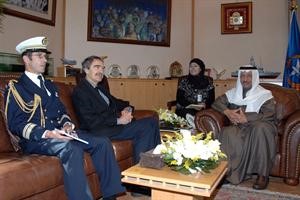 الشيخ جابر المبارك مستقبلا السفير الفرنسي
