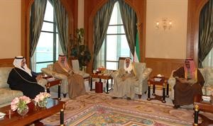 صاحب السمو الامير الشيخ صباح الاحمد مستقبلا صاحب السمو الملكي الامير متعب بن عبدالله بن عبدالعزيز بحضور سمو ولي العهد والشيخ مشعل الاحمد﻿