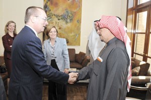 فيلتمان مصافحا الزميل محمد الرميحي وتبدو السفيرة جونز والزميل عبدالرحمن العليان