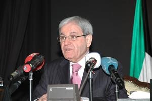 وزير خارجية لبنان الاسبق فوزي صلوخ ملقيا محاضرته
﻿