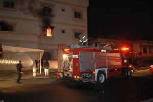 عربة اطفاء امام المنزل المحترق في مدينة سعد العبدالله
﻿