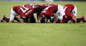 لاعبيو مصر يسجدون شاكرين اللهبفوزهم على الكاميرون﻿