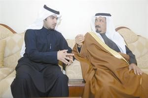 الشيخ ناصر بن ماضي بن طعزة يتحدث للزميل حسين البريكان