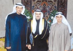المعرس متوسطا شقيقه عبدالعزيز وصديقه محمد السبيعي
﻿