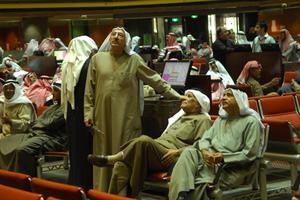 متداولون يتابعون حركة اداء السوق من خلال الشاشة الرئيسية﻿
