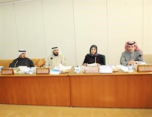 صالح الملا ودسلوى الجسار ودعلي العمير ودحسن جوهر خلال اجتماع اللجنة