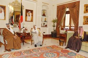 صاحب السمو الامير الشيخ صباح الاحمد خلال لقائه صاحب السمو الملكي الامير متعب بن عبدالله بن عبدالعزيز بحضور سمو ولي العهد﻿