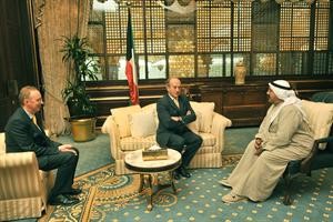 الشيخ ناصر صباح الاحمد خلال لقائه مارتن لي ورنر وتيمو بوليرهي﻿