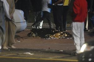 جثة احد ضحايا الحادث قبل نقلها من الموقع﻿