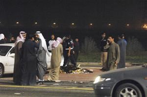 جثة احد الضحايا مغطاة قبل نقلها الى الطب الشرعي ويبدو عدد من رجال الامنسعود سالم - محمد ماهر