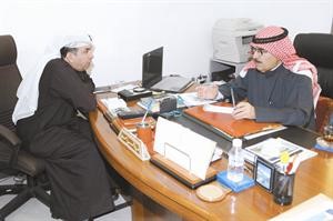مختار قرطبة عبدالمحسن الحسيني متحدثا للزميل فرج ناصر
