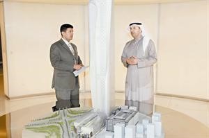 السهيل متحدثا للزميل عمر راشد امام مجسم مشروع الحمراء
احمد باكير
