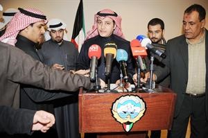 عسكر العنزي متحدثا للصحافيين
