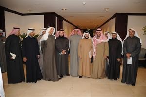 الشيخ احمد الفهد متوسطا النواب ومسؤولي مؤسسة الرعاية السكنية
