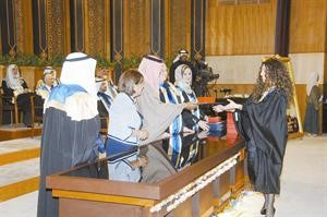 سمو ولي العهد الشيخ نواف الاحمد مكرما احدى الخريجات
