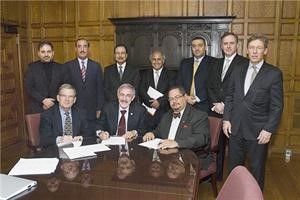 دهلال الساير اثناء توقيع مذكرة التفاهم مع جامعة ماكجيل الكندية بحضور السفير دمساعد الهارون﻿
