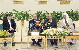 علي لاريجاني متحدثا في مؤتمره الصحافي امس ويبدو الى جانبه مبارك الخرينج والسفير الايراني والمترجم