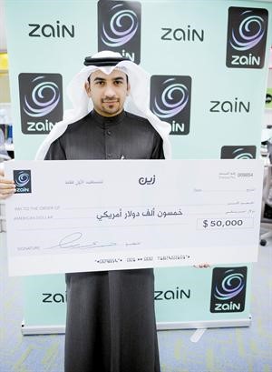 الفائز دطلال عويد الشمري حاملا شيك الجائزة﻿