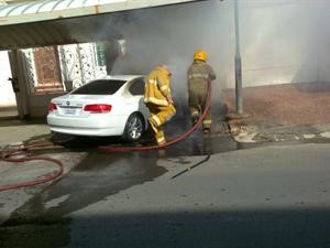 رجال اطفاء اثناء محاولة اخماد حريق السيارة الالمانية﻿