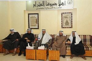 دعادل الوقيان متوسطا معبدالعزيز الشايجي ودعبدالله العتيقي خلال الندوة
