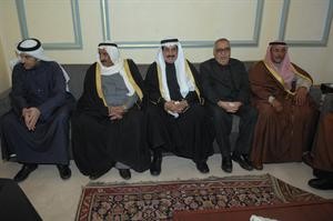 دعبدالرحمن العوضي مع عدد من الحضور