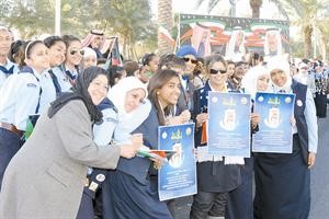 مجموعة من الطالبات في استقبال سمو الشيخ سالم العلي﻿