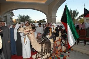 هكذا قدم احد الاطفال مع والده للمشاركة في استقبال سمو الشيخ سالم العلي